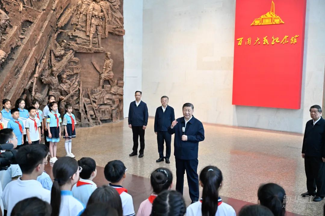 习近平在山西阳泉市向抗战烈士敬献花篮并参观百团大战纪念馆